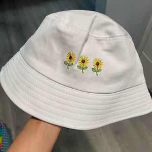 White sunflower bucket hat